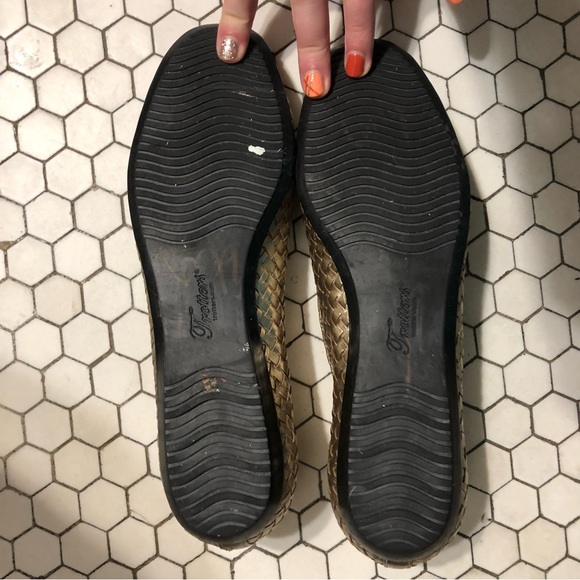 Trotters gold metallic valley flat narrow shoe—gold basket weave exterior w/ bow - Picture 2 of 4